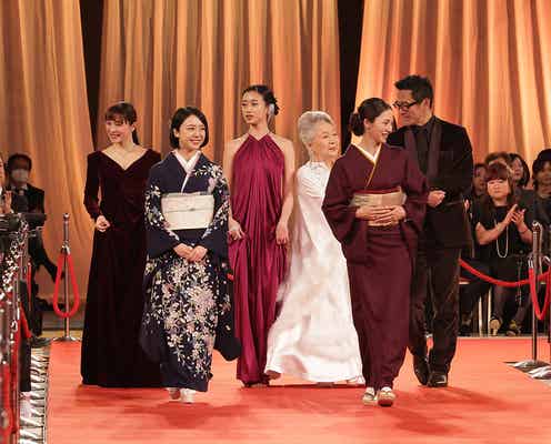 第2子妊娠中の石原さとみ、胸元ざっくりドレス姿 上白石萌音・満島ひかりは着物でレッドカーペット集結【第48回日本アカデミー賞】