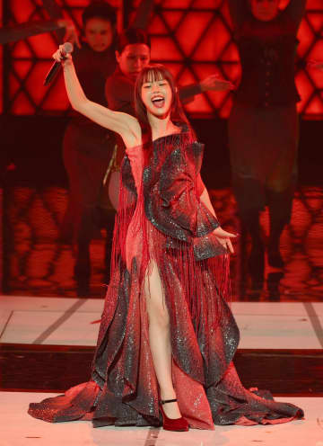 「今夜限りもったいない」アイナの紅白特別衣装にネット沸く 深紅ドレスのスリットから「何もかも最高」革命起こすw