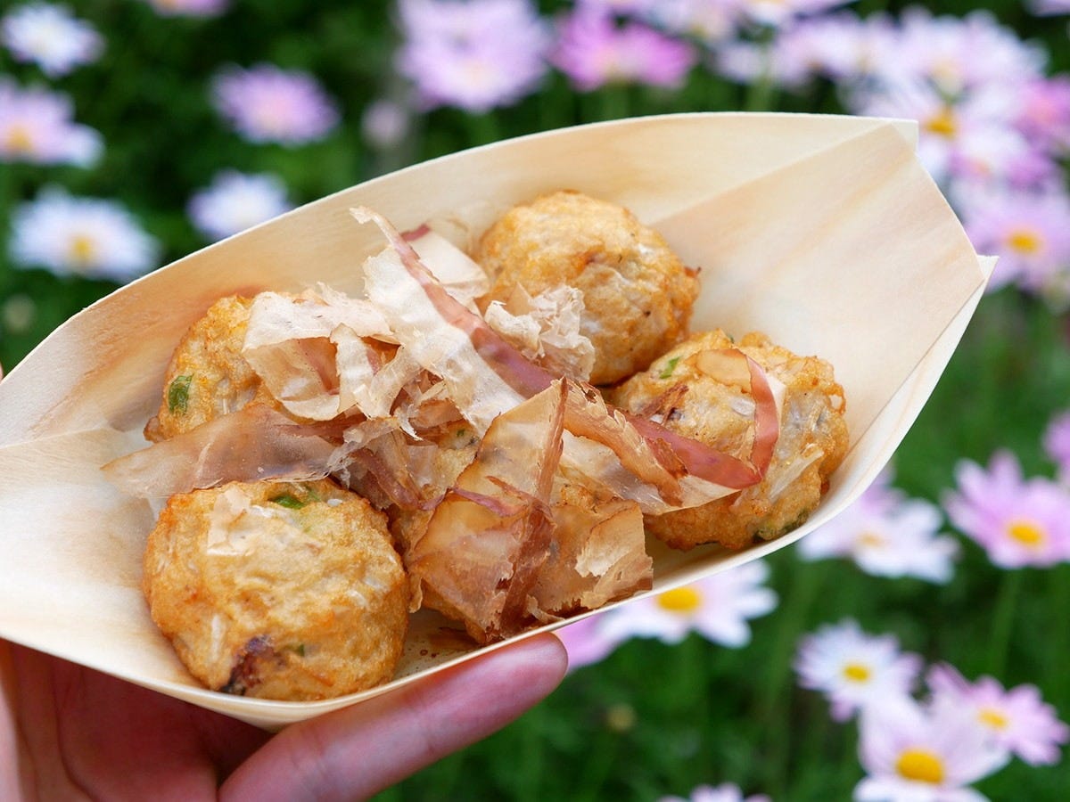 その場ですぐに食べられる、たこ焼き風の「はま焼(税込280円)」がおすすめ