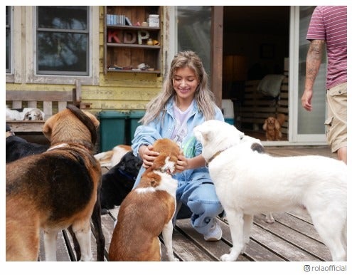 ローラ、保健所で犬と触れ合う 保護を呼びかけ