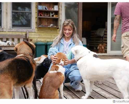 ローラ、保健所で犬と触れ合う 保護を呼びかけ