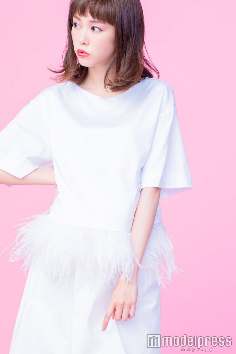 画像6 10 桐谷美玲 全身ホワイト が最強可愛い オトナsexyな透け感 Vs 技あり裾フェザー Sensation で何を着る モデルプレス