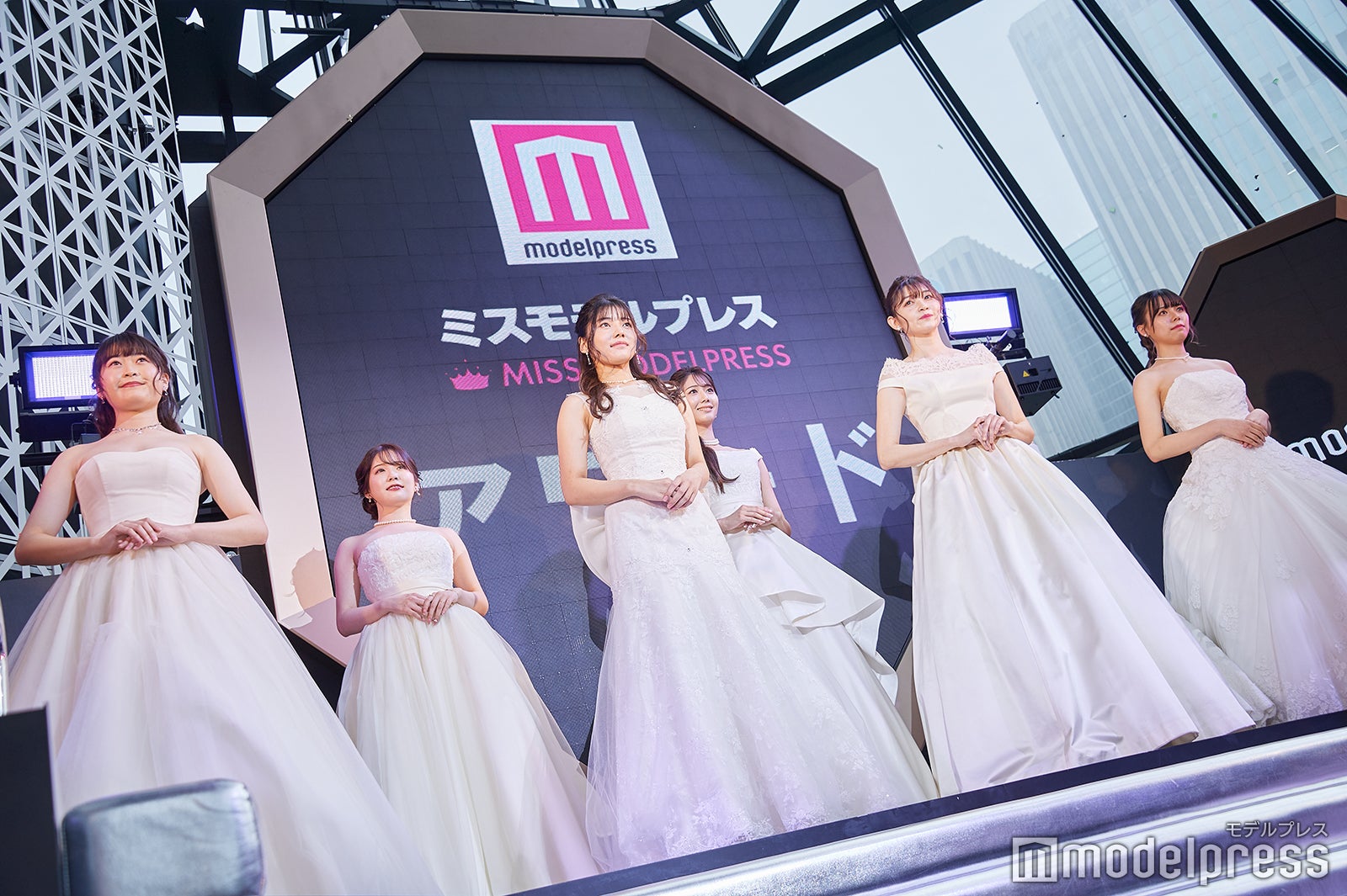 「ミスモデルプレス」表彰式の様子（C）モデルプレス