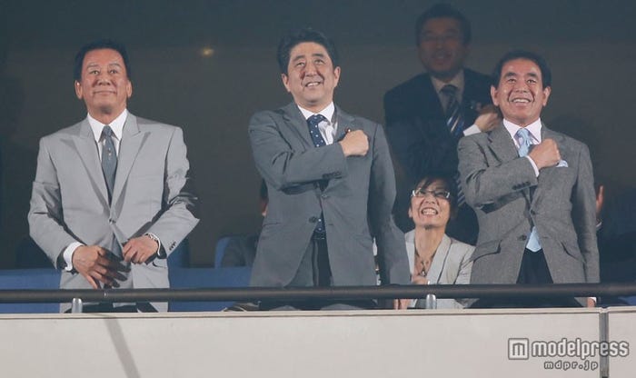 「EXILE PRIDE ~こんな世界を愛するため~」のポーズを披露する杉良太郎、安倍晋三首相、下村文部科学大臣
