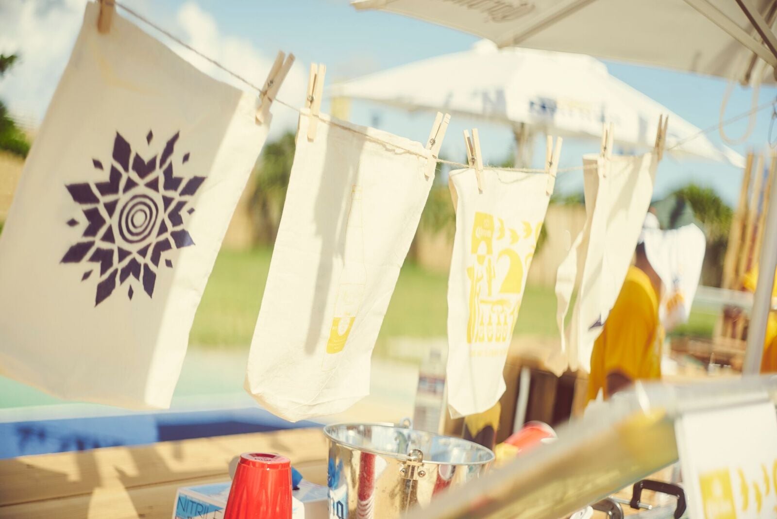 CORONA SUNSETSのモチーフのバッグに「コロナフェス」の思い出を詰め込んで（提供画像）