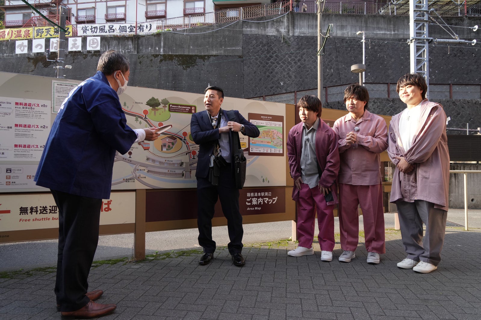 （中央から左に）長田庄平、せいや、松尾駿、岡部大 （C）フジテレビ