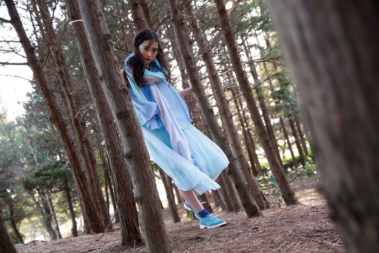 福原遥「はるかいろ」（仮）より（撮影：佐藤佑一／発売元：東京ニュース通信社）