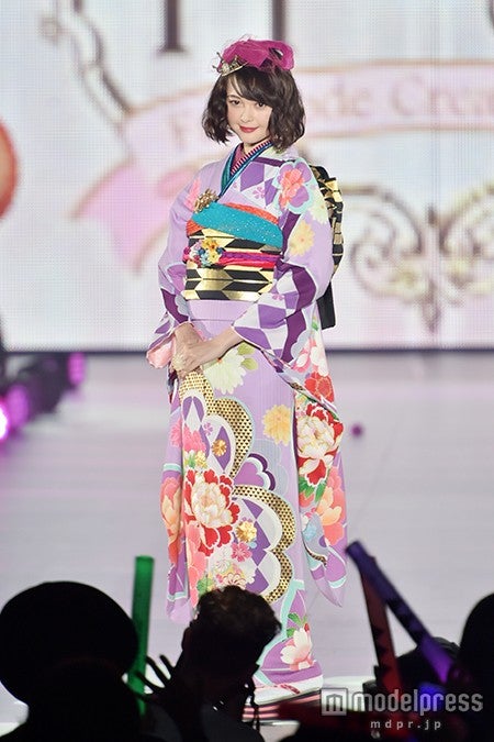 玉城ティナ、艶やか着物で大人の色気　しっとりウォーキングで観客魅了＜関コレ2015A／W＞