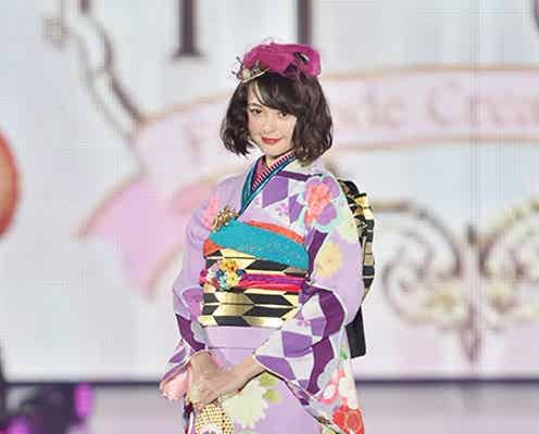 玉城ティナ、艶やか着物で大人の色気 しっとりウォーキングで観客魅了<関コレ2015A/W>