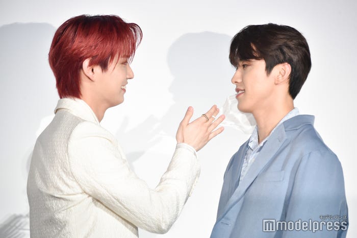 河野純喜のマスクを外す白岩瑠姫(C)モデルプレス