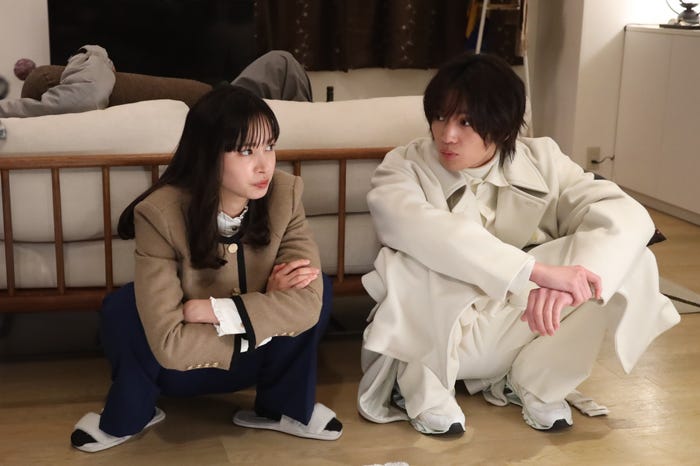 関水渚、八木勇征「婚活1000本ノック」第8話より(C)フジテレビ