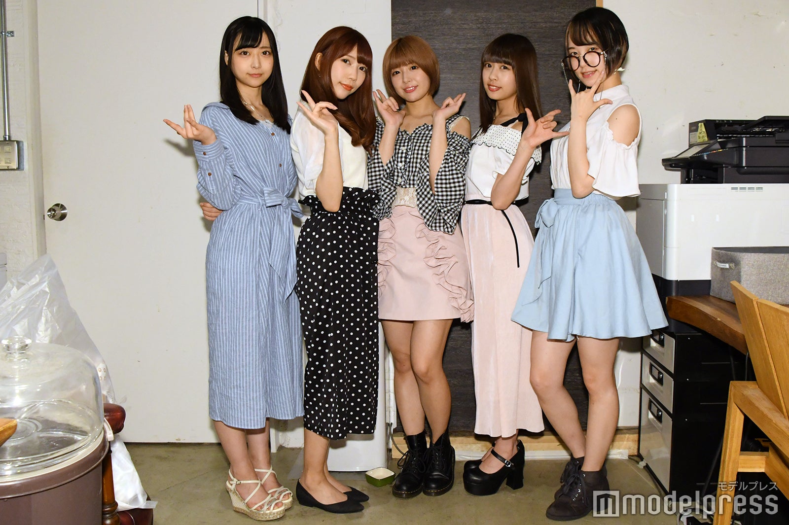 左から／生牡蠣いもこ、野比城ひびき、魔城もも、心温なぎさ、実久里ことの（C）モデルプレス