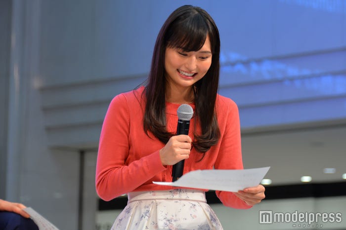 山賀琴子も真剣にチャレンジ (C)モデルプレス