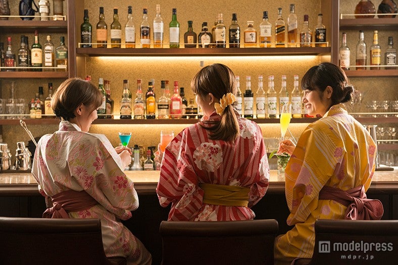 ホテル内にバーがあるので楽しく飲んだ後、すぐ部屋で休めるのが嬉しい／画像提供：あさやホテル