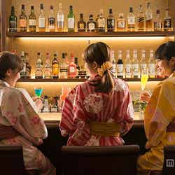 ホテル内にバーがあるので楽しく飲んだ後、すぐ部屋で休めるのが嬉しい/画像提供:あさやホテル