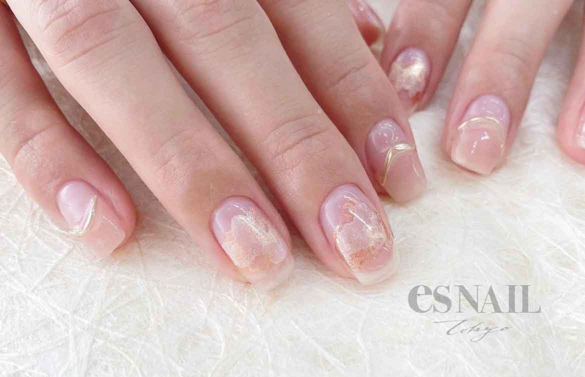 淡いコーラルが可愛い上品ネイル（画像提供：esNAIL）