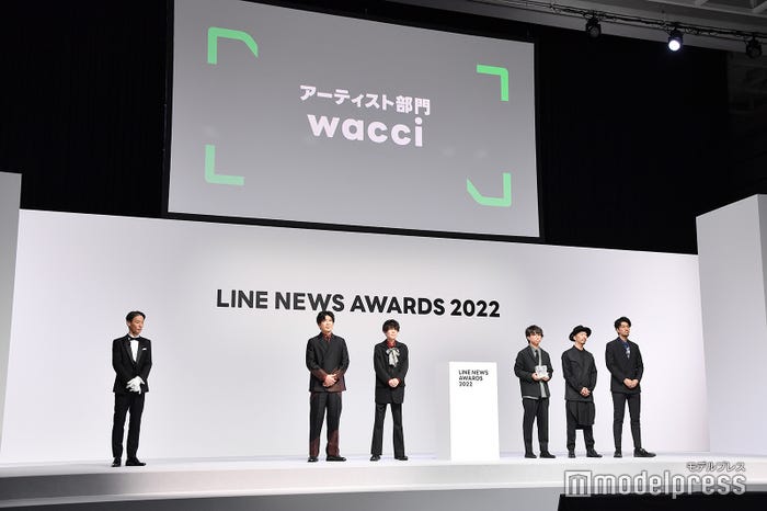 島村武志、wacci(左から)小野裕基、因幡始、橋口洋平、村中慧慈、横山祐介)(C)モデルプレス