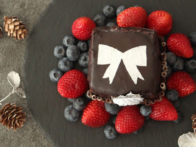 お菓子作り初心者でもok ケーキ型を使わずに作れる プレゼント型クリスマスケーキ の簡単レシピ モデルプレス