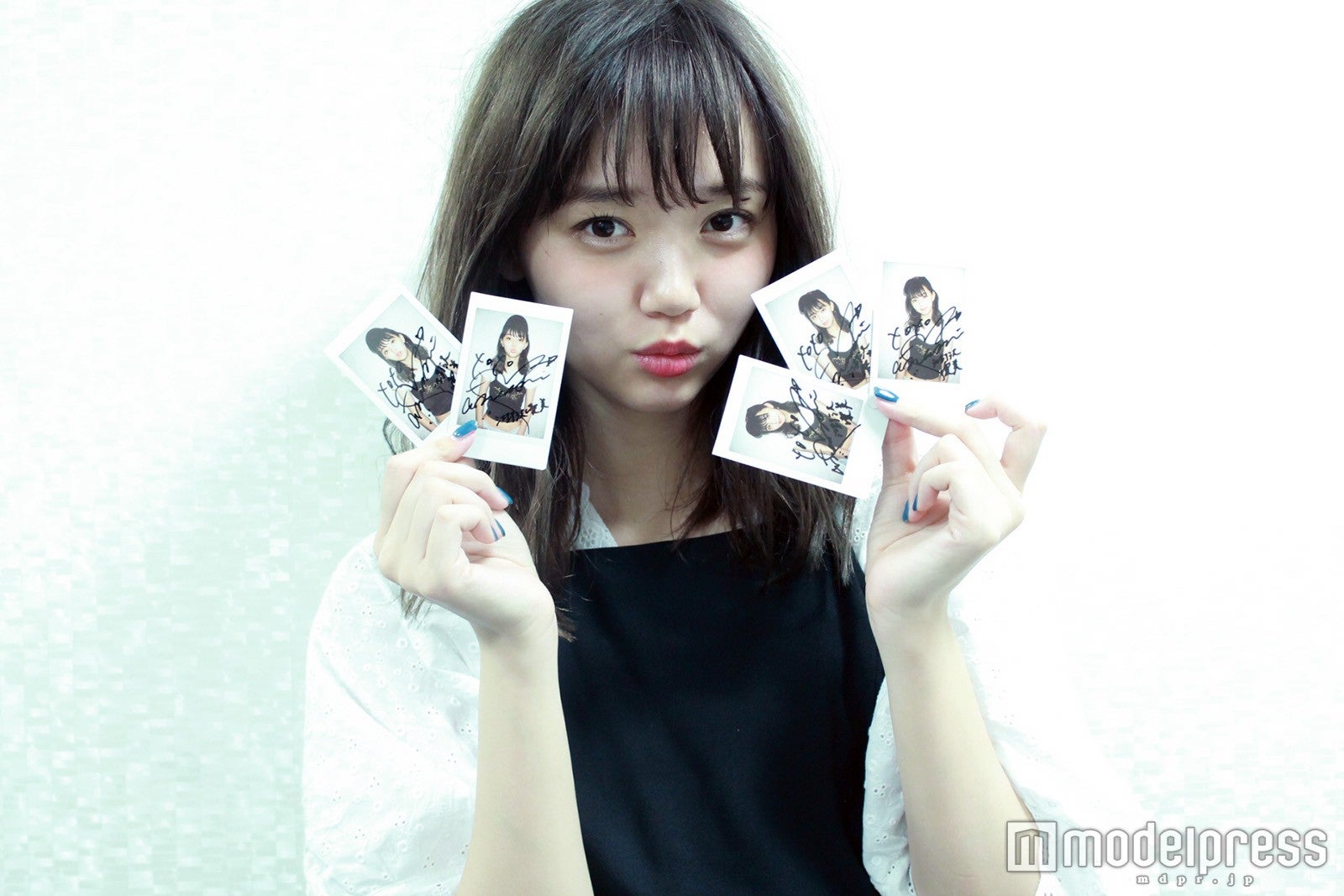 江野沢愛美のサイン入りポラロイドをプレゼント