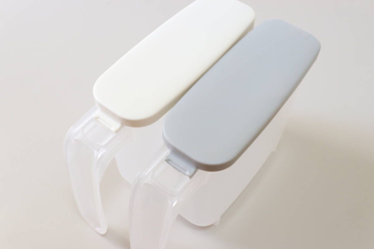 ダイソーの角までフィットしてすくえる調味料ケースのカラーバリエーション