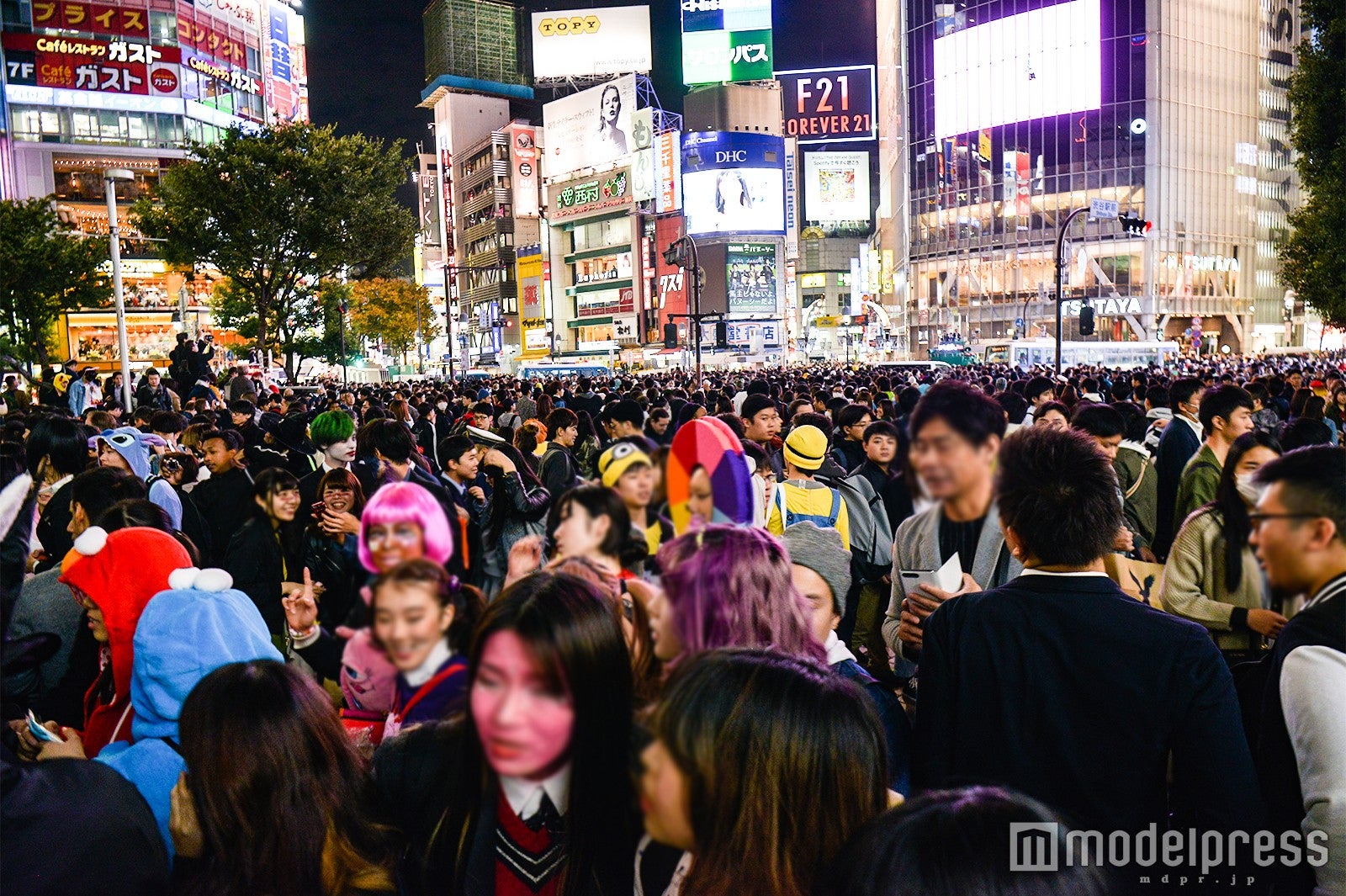 渋谷駅前は仮装集団でパニック状態 （C）モデルプレス