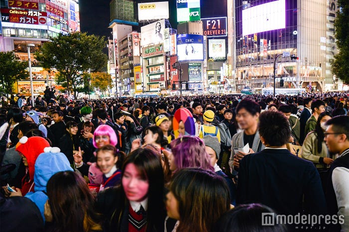 渋谷駅前は仮装集団でパニック状態 (C)モデルプレス