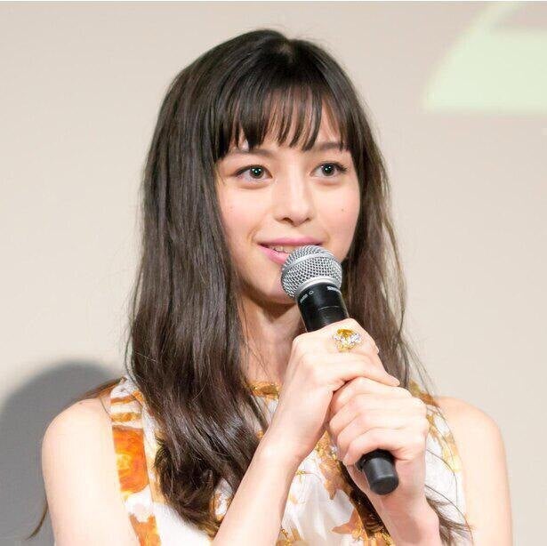 中条あやみ 美デコルテ あらわな花柄衣装オフショットに いいね の嵐 モデルプレス