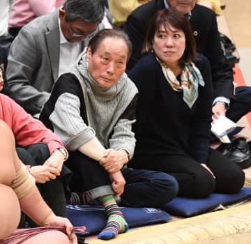 「眼光半端ねぇ」相撲中継に映り込む大物落語家の姿にSNS反応 隣には20歳年下の妻