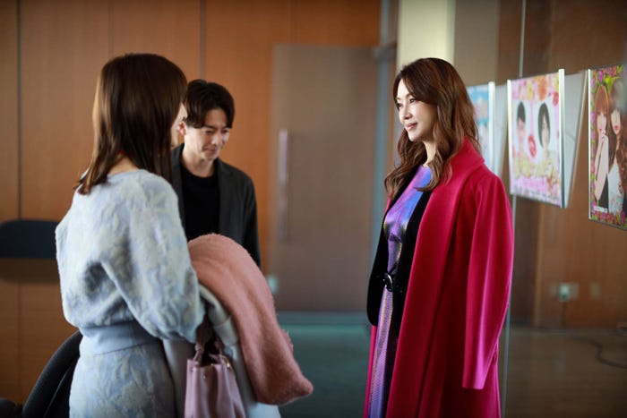 (左から)篠田麻里子、小池徹平、観月ありさ「離婚しない男―サレ夫と悪嫁の騙し愛―」第8話より(C)テレビ朝日