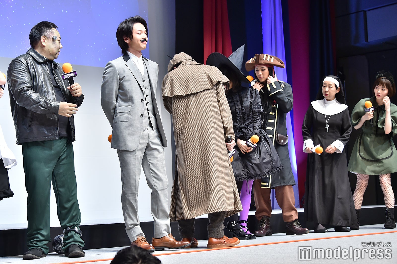 キャスト陣が落下したステッキを気にするなか、諦めた中村倫也（C）モデルプレス