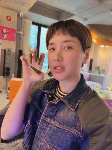 韓国女性歌手「ヤマンバメーク」が反響大！スクランブル交差点、公衆電話を手に