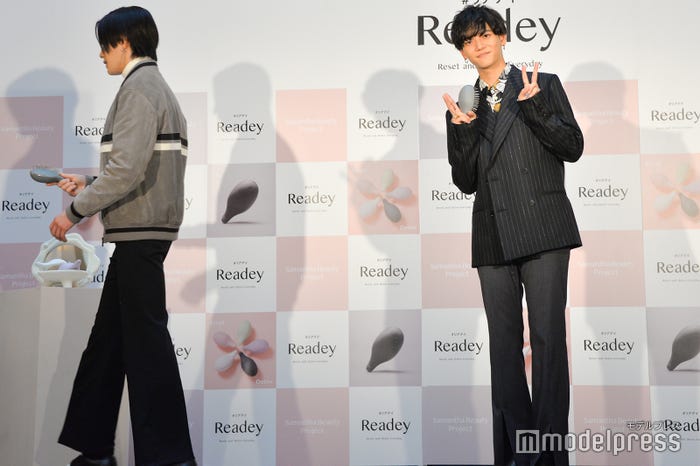 ばっちりピースを決めてくれた中島颯太(C)モデルプレス