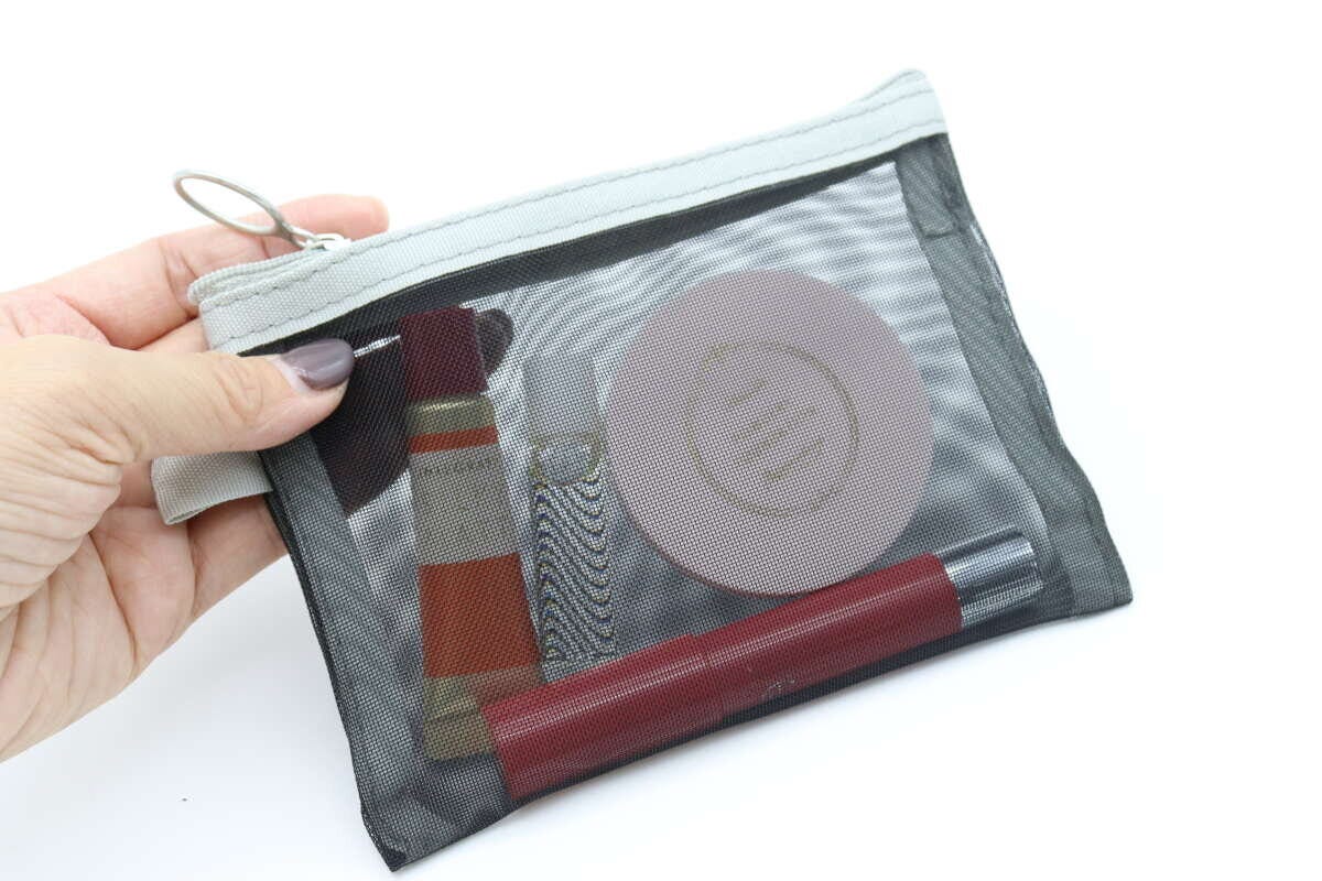 ダイソーのループ付メッシュポーチは必要な小物がすっきりまとまる