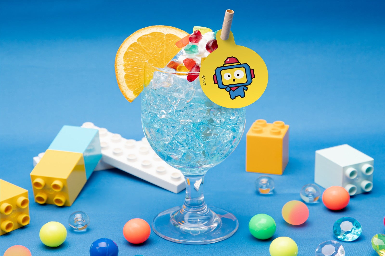 TRUZ ブルーソーダ税込880円（提供画像）