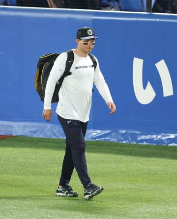 阪神 自打球で負傷交代の森下は「当たった直後なので痛い」 中野も途中交代 近本不在の初戦で主力に受難続く