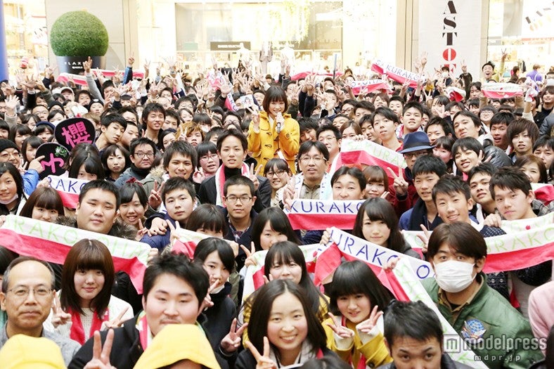 ファンに囲まれる中『瞳』を歌った大原櫻子