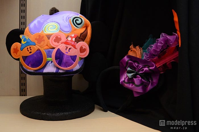 ファンキャップ¥2800、カチューシャ¥1800、ファッショングラス¥2000