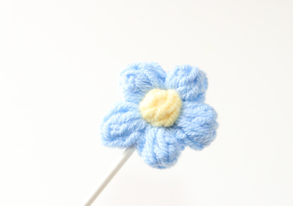 お洒落だわ～！自分用にも欲しくなる♡100均の毛糸でできた枯れないお花