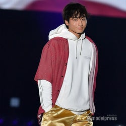 小関裕太、“ピンクの靴下×ハーフパンツ”ひとクセコーデを難なく着こなす<TGC熊本2019>