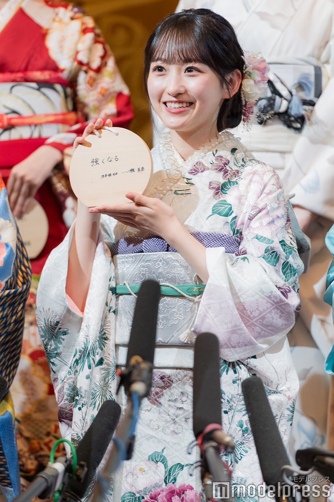 絵馬を紹介する一ノ瀬美空（C）モデルプレス