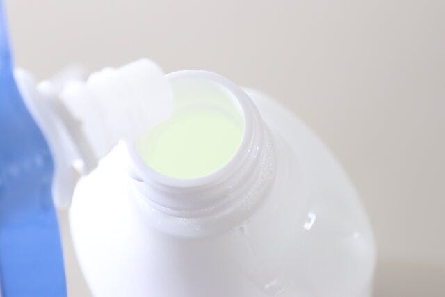 泡タイプ詰替用スプレーボトル　詰め替え作業