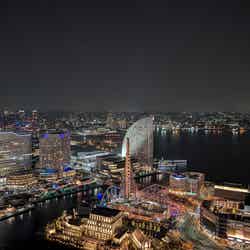 地上154mからのみなとみらい方面の夜景。46階以上という高さにもかかわらず客室はバルコニー付きで外に出られる