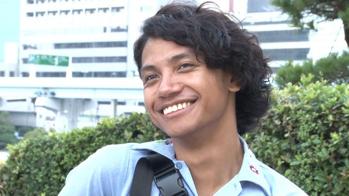 でっぱりんの姿を久しぶりに目にし微笑むあきら/「あいのり:Asian Journey」第22話より(C)フジテレビ