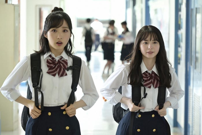 小栗有以、飯沼愛/「パパとムスメの7日間」第3話より (C)「パパとムスメの7日間」製作委員会