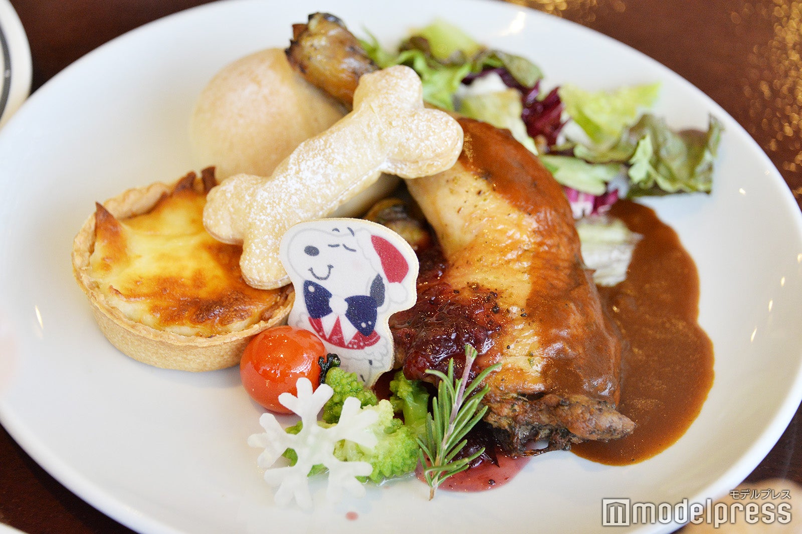 ローストチキン ～デミグラス＆ベリーソース～￥2,400（C）モデルプレス