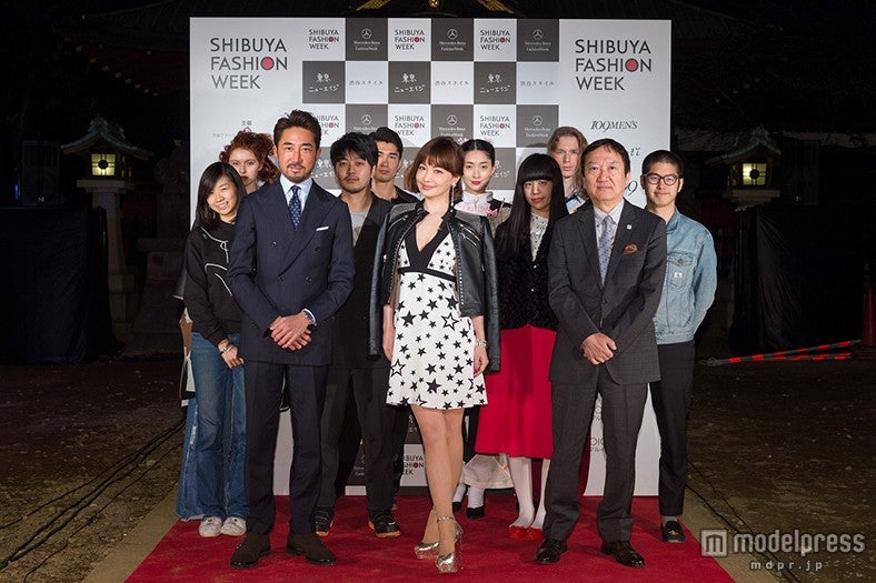 平子理沙（中央）