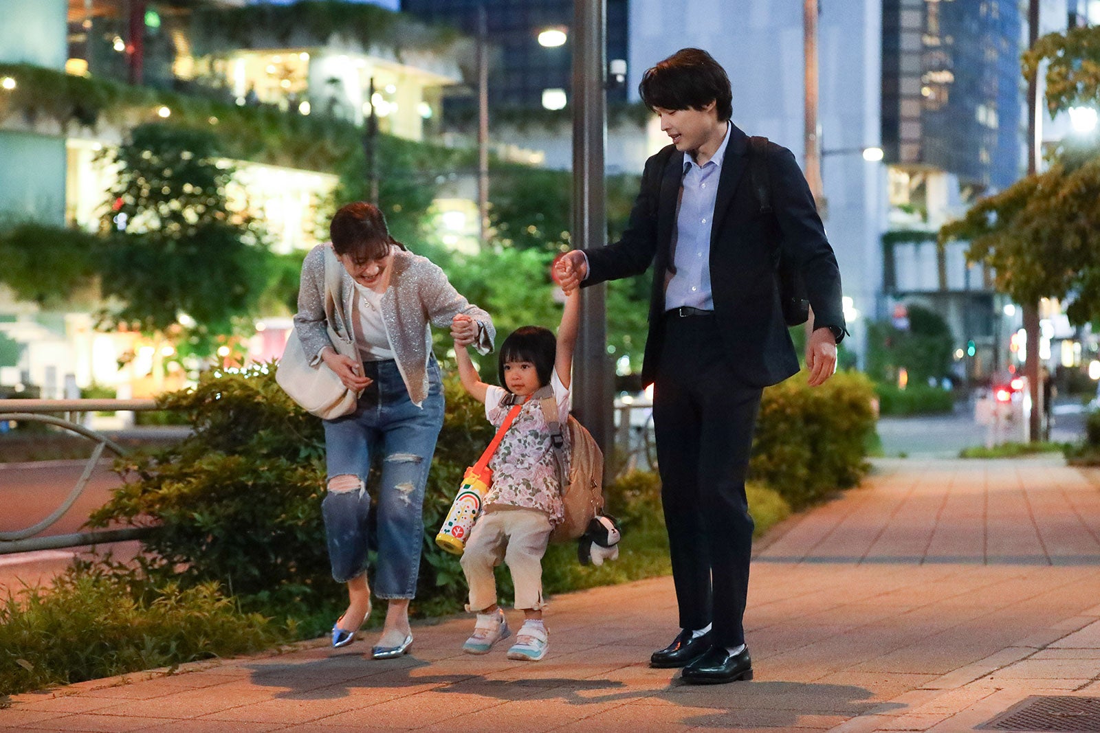 松本若菜、倉田瑛茉、松村北斗「西園寺さんは家事をしない」第2話より（C）TBS