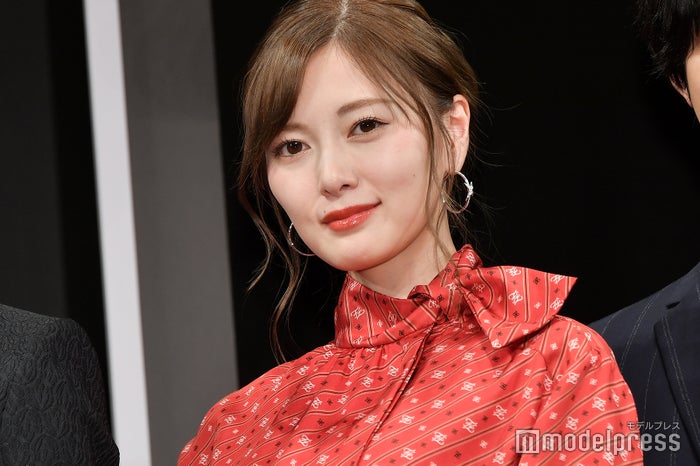 乃木坂46白石麻衣 赤を上手に使いこなすコツとは リップとファッションの関係性に注目 ヘアメイク ファッション分析 モデルプレス 乃木坂46白石麻衣 赤を上手に使いこなすコツとは リップとファッションの関係性に注目 ヘアメイク ファッション分析 モデルプレス