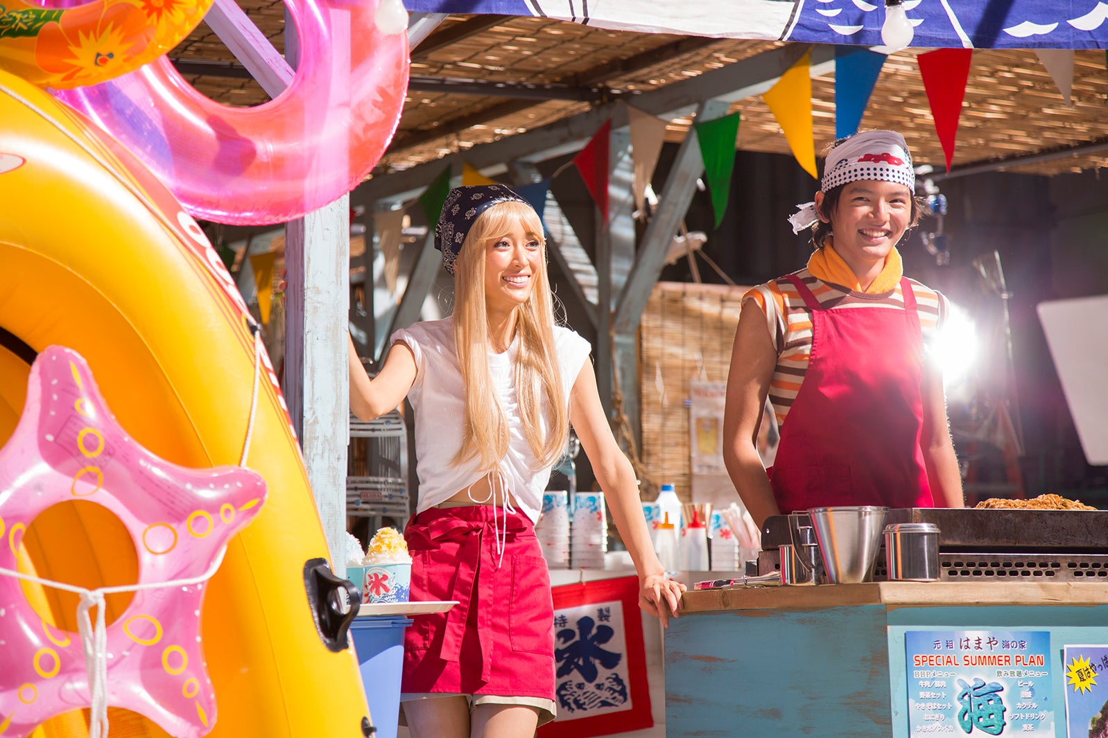 泉里香、濱田龍臣／「はじめての夏バイト」篇メイキングカットより（提供写真）