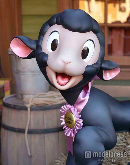 首にロゼットを付けたダニー(C)Disney